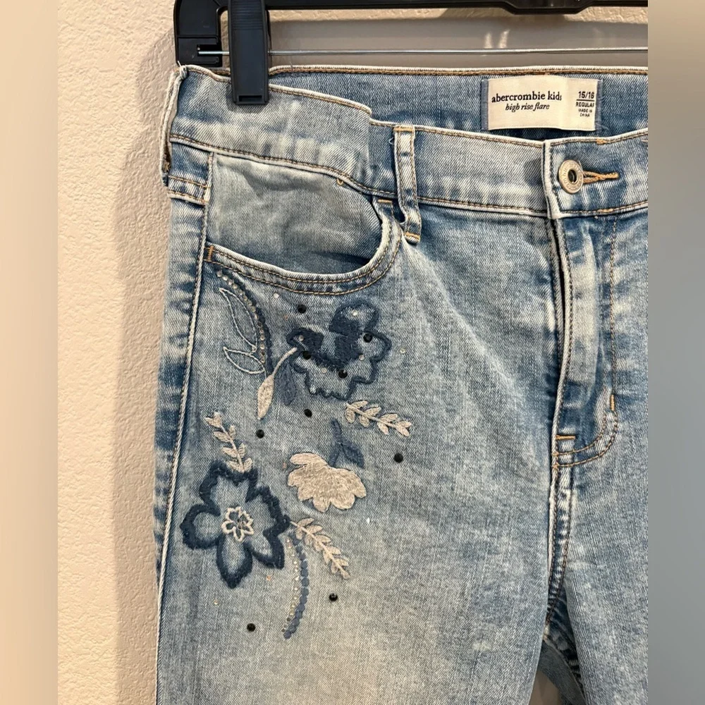 Abercrombie Kids high-rise flare jeans with floral embroidered Size 15/16 EUC